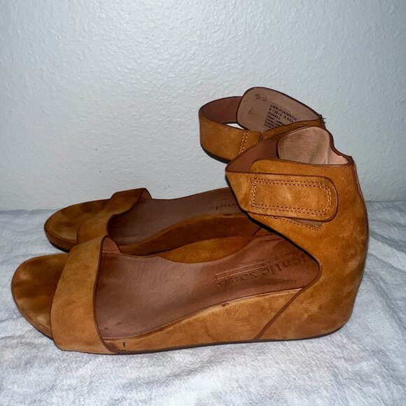 Kenneth Cole Gentle Souls Suede Wedge Sandals, Summer Shoes, Size 8 Sandals - Picture 2 of 8